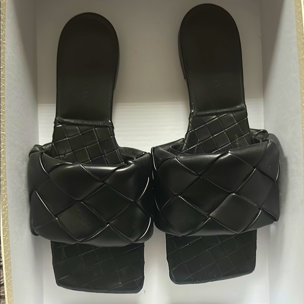 Bottega Veneta Leather Lido Flat Sandals